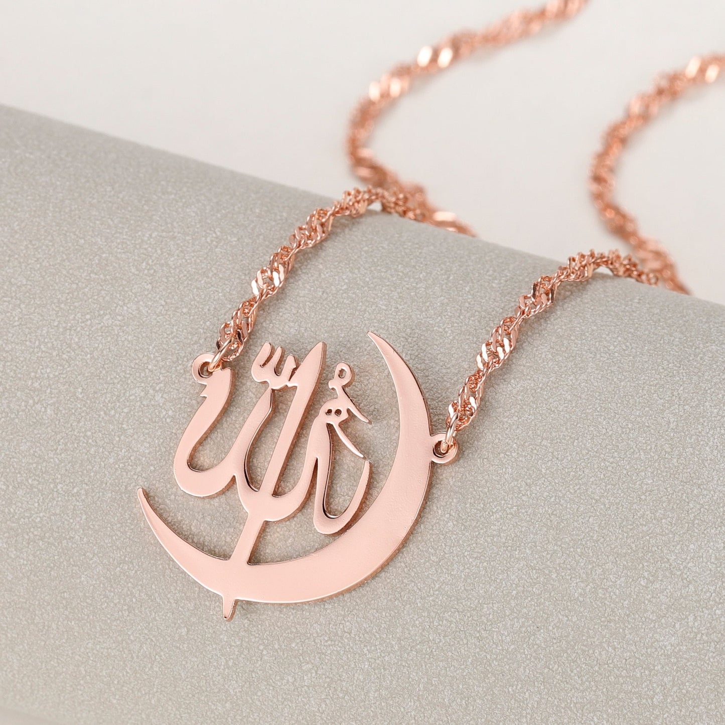 Pendentif Calligraphie Allah - RAZAQ